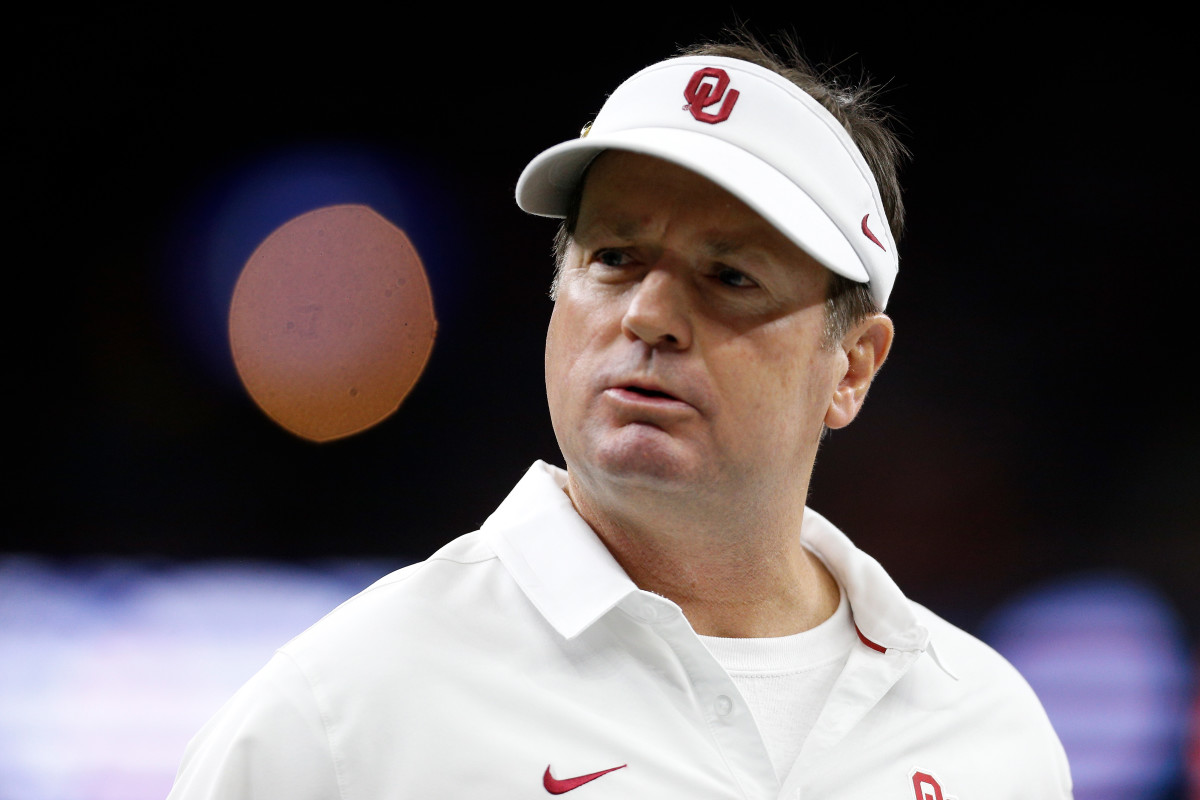 Oklahoma Sooners head coach Bob Stoops looks on against the Auburn Tigers during the 2017 Allstate Sugar Bowl.