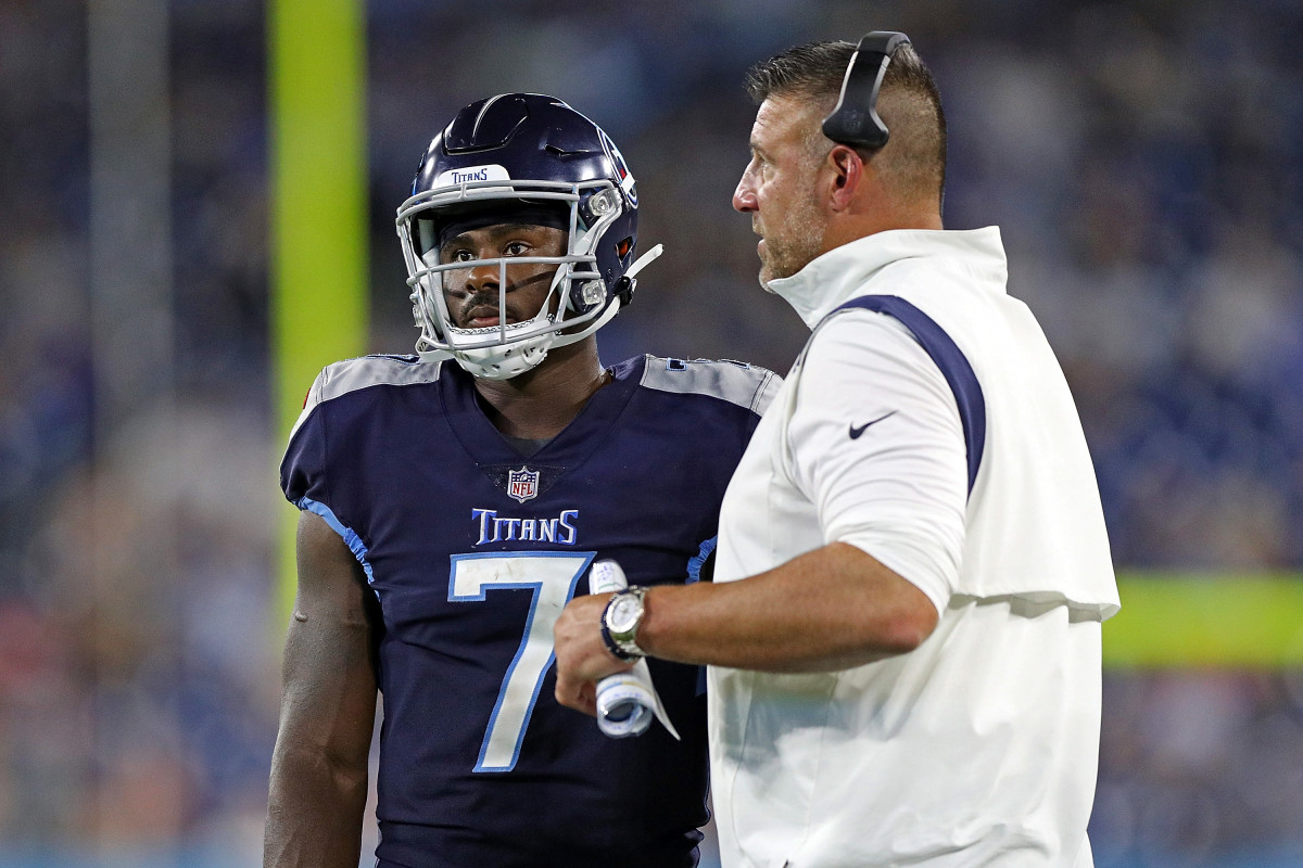 Malik Willis #7 of the Tennessee Titans and head coach Mike Vrabel of the Tennessee Titans