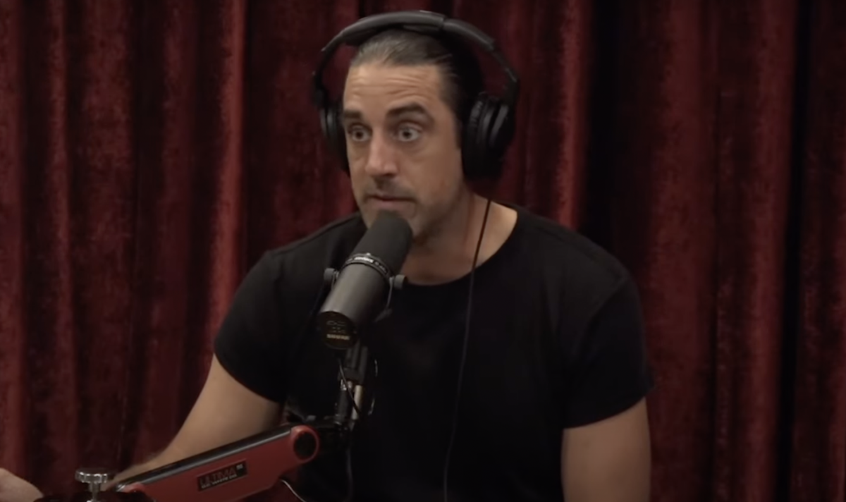 Aaron Rodgers speaks on Joe Rogan about his immunized controversy.