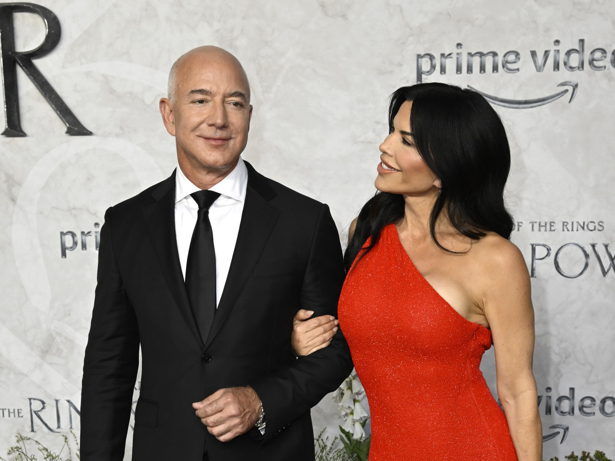 LONDON, ENGLAND - AUGUST 30: Jeff Bezos and Lauren Sanchez attend "The Lord Of The Rings: The Rings Of Power" World Premiere in Leicester Square on August 30, 2022 in London, England. (Photo by Gareth Cattermole/Getty Images)