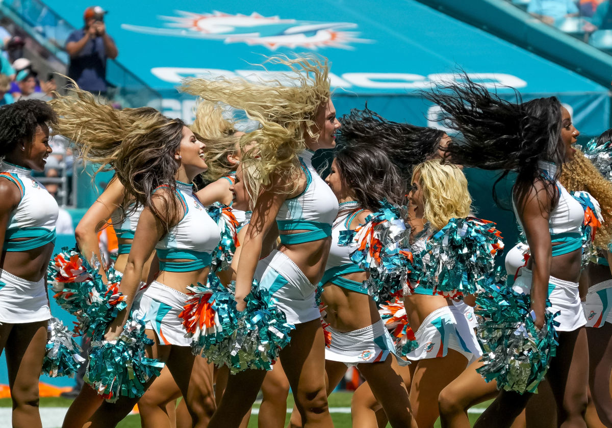 Look Dolphins Cheerleader Goes Viral Following Win The Spun