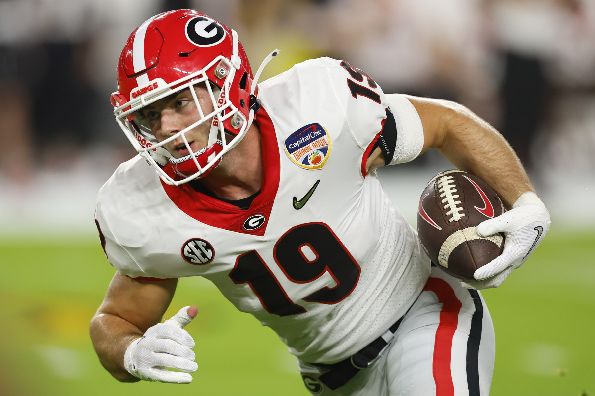 MIAMI GARDENS, FLORIDA - DECEMBER 31: Brock Bowers #19 of the Georgia Bulldogs warms up prior to the game against the Michigan Wolverines in the Capital One Orange Bowl for the College Football Playoff semifinal game at Hard Rock Stadium on December 31, 2021 in Miami Gardens, Florida. (Photo by Michael Reaves/Getty Images)
