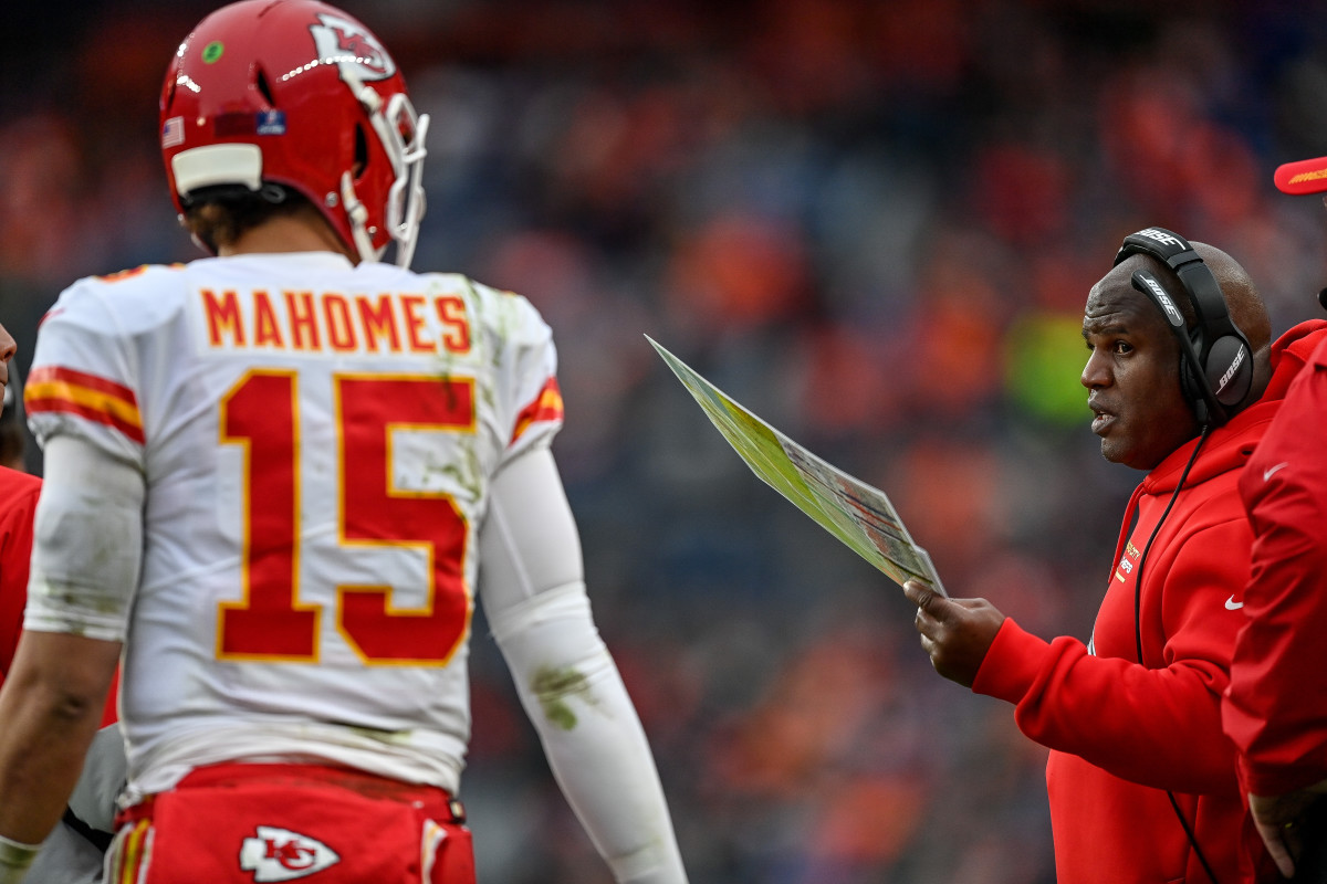 Chiefs offensive coordinator Eric Bieniemy has a word with Patrick Mahomes.