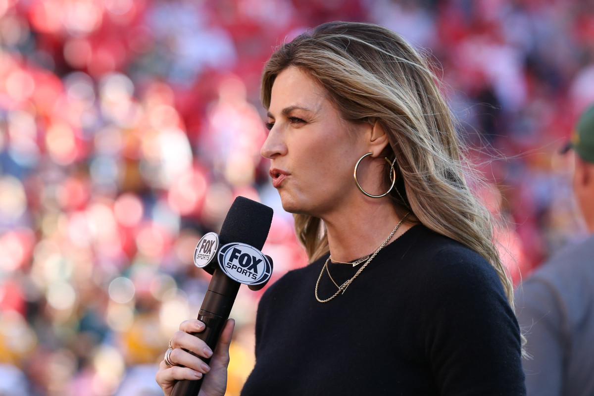Erin Andrews on the sideline of a Packers at Chiefs game.