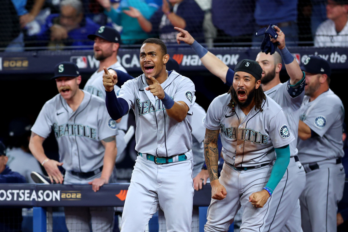 Mariners use 5-run inning to rally past Blue Jays for wild 9-8 victory -  The Columbian