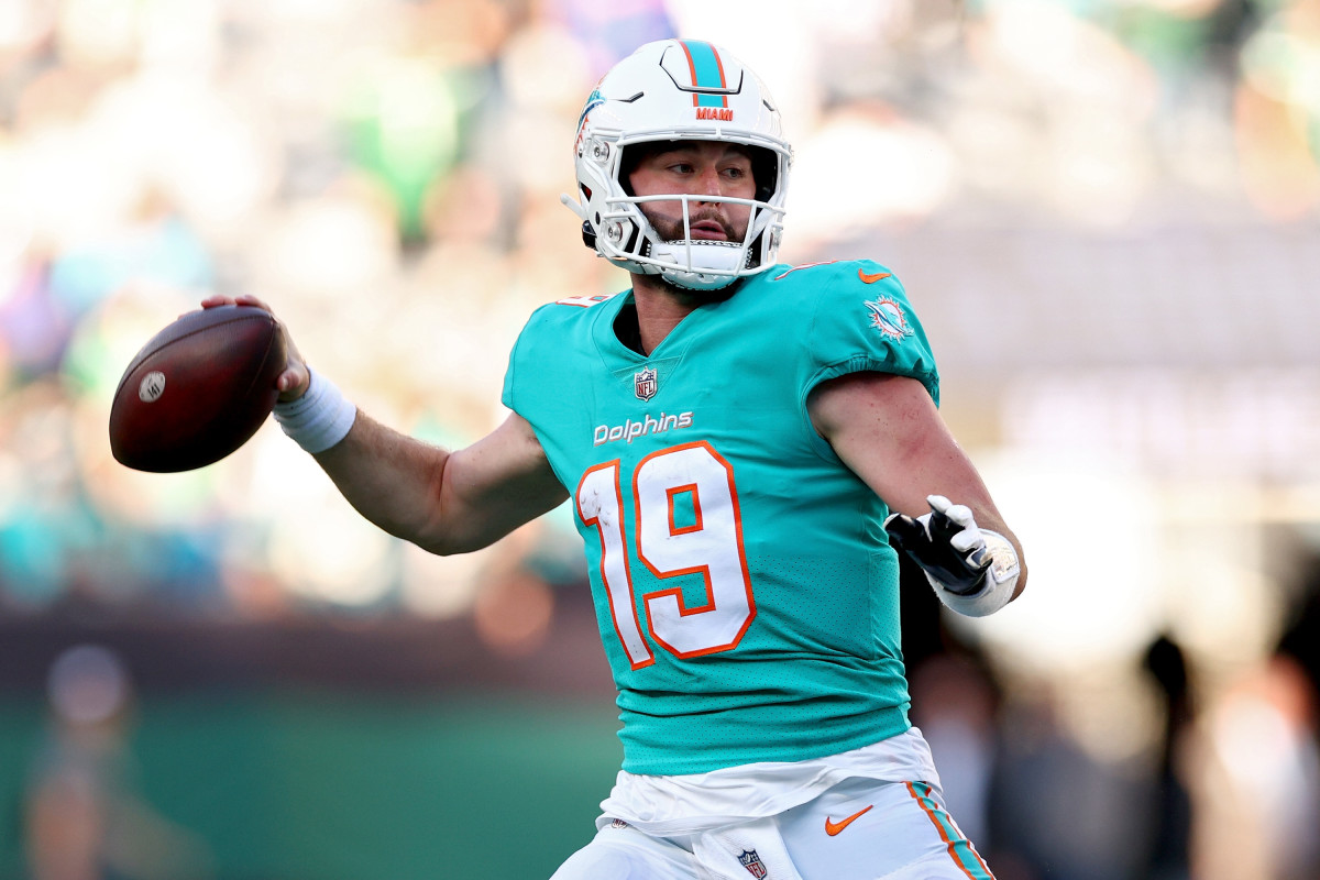 Skylar Thompson throwing a pass for the Miami Dolphins
