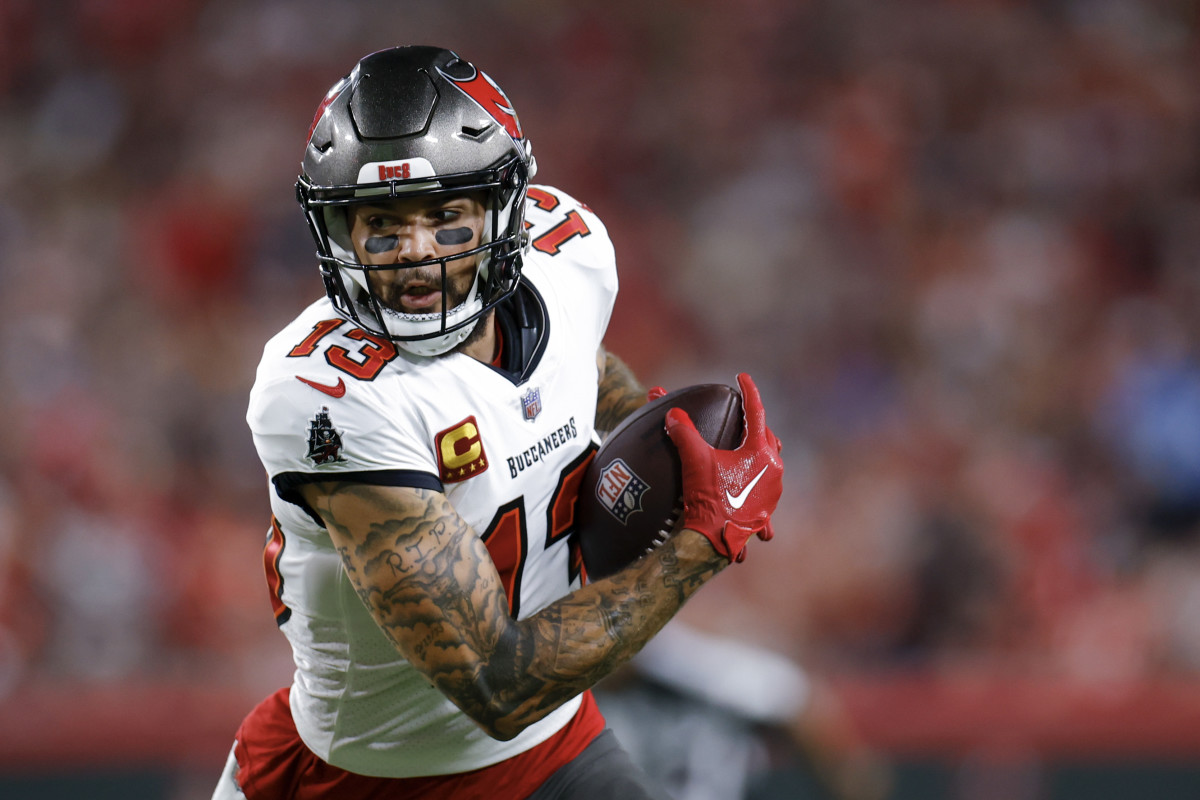 Mike Evans runs with the ball against the Kansas City Chiefs.
