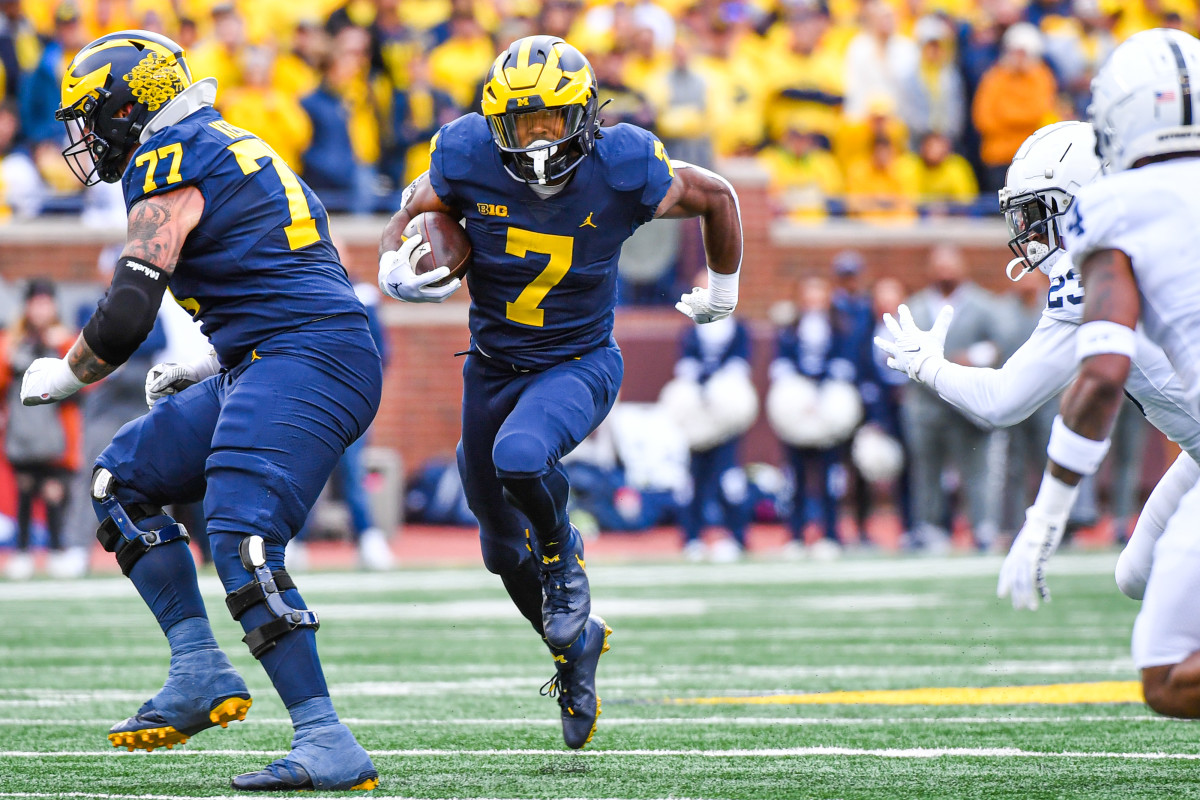 Donovan Edwards running with the football for Michigan.