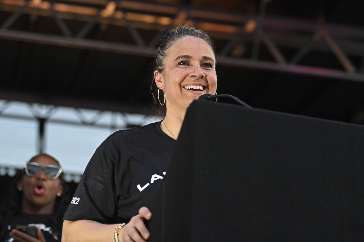 Becky Hammon speaks at the Las Vegas Aces' victory parade.