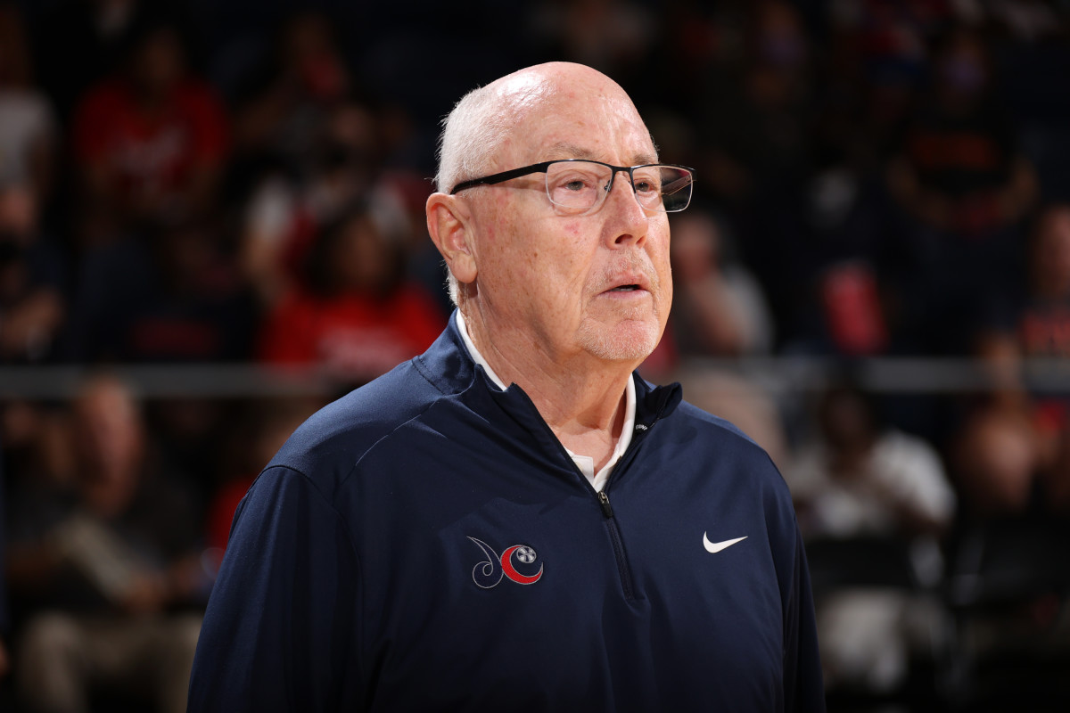 Legendary Women's Basketball Coach Announces His Retirement - The Spun:  What's Trending In The Sports World Today