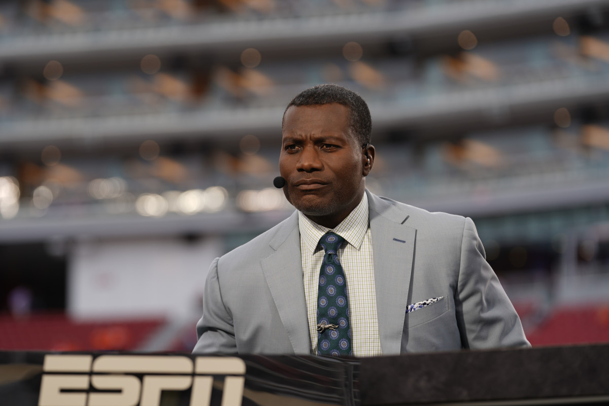 SANTA CLARA, CA - JANUARY 07: ESPN Championship Drive analyst Joey Galloway prior to the start of the Alabama Crimson Tide's game versus the Clemson Tigers in the College Football Playoff National Championship game on January 7, 2019, at Levi's Stadium in Santa Clara, CA. (Photo by Robin Alam/Icon Sportswire via Getty Images)