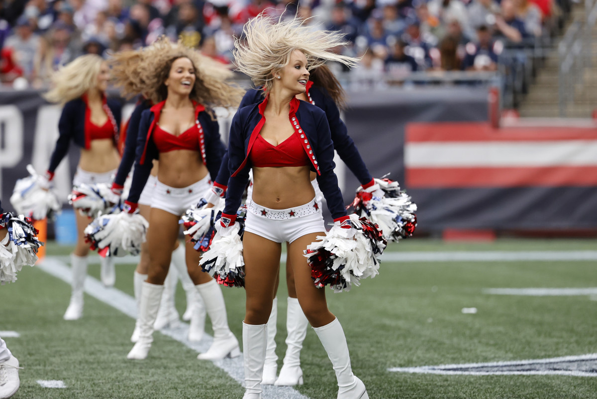 Patriots cheerleaders going viral on the field.