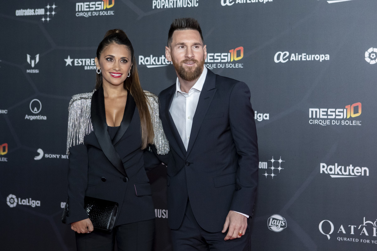 BARCELONA, SPAIN - OCTOBER 10: Antonella Rocuzzo and Lionel Messi attend the photocall of 'Messi 10' by Cirque du Soleil on October 10, 2019 in Barcelona, Spain. (Photo by Xavi Torrent/WireImage)