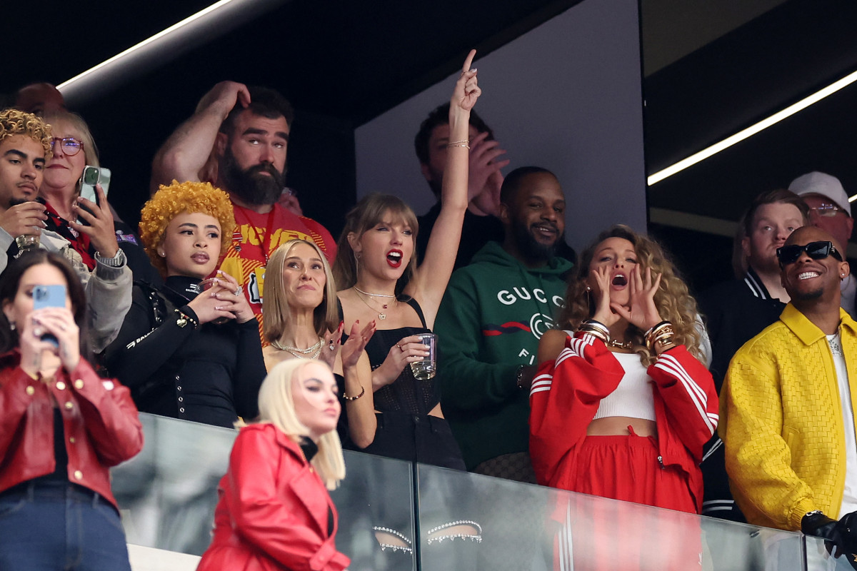 LAS VEGAS, NEVADA - FEBRUARY 11: Singer Lana Del Rey, rapper Ice Spice, NFL player Jason Kelce, singer Taylor Swift and actress Blake Lively reacts prior to Super Bowl LVIII between the San Francisco 49ers and Kansas City Chiefs at Allegiant Stadium on February 11, 2024 in Las Vegas, Nevada. (Photo by Ezra Shaw/Getty Images)