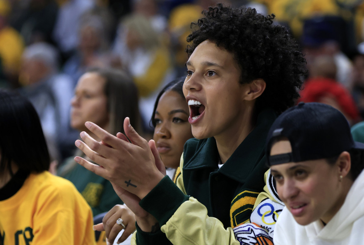 Video Shows How Brittney Griner Reacted To Controversial Iowa-UConn Call -  The Spun