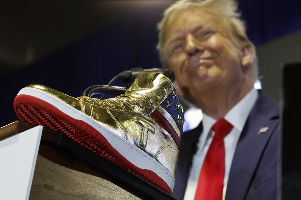 Look: Fine Print On Donald Trump's Sneakers Is Going Viral - The Spun