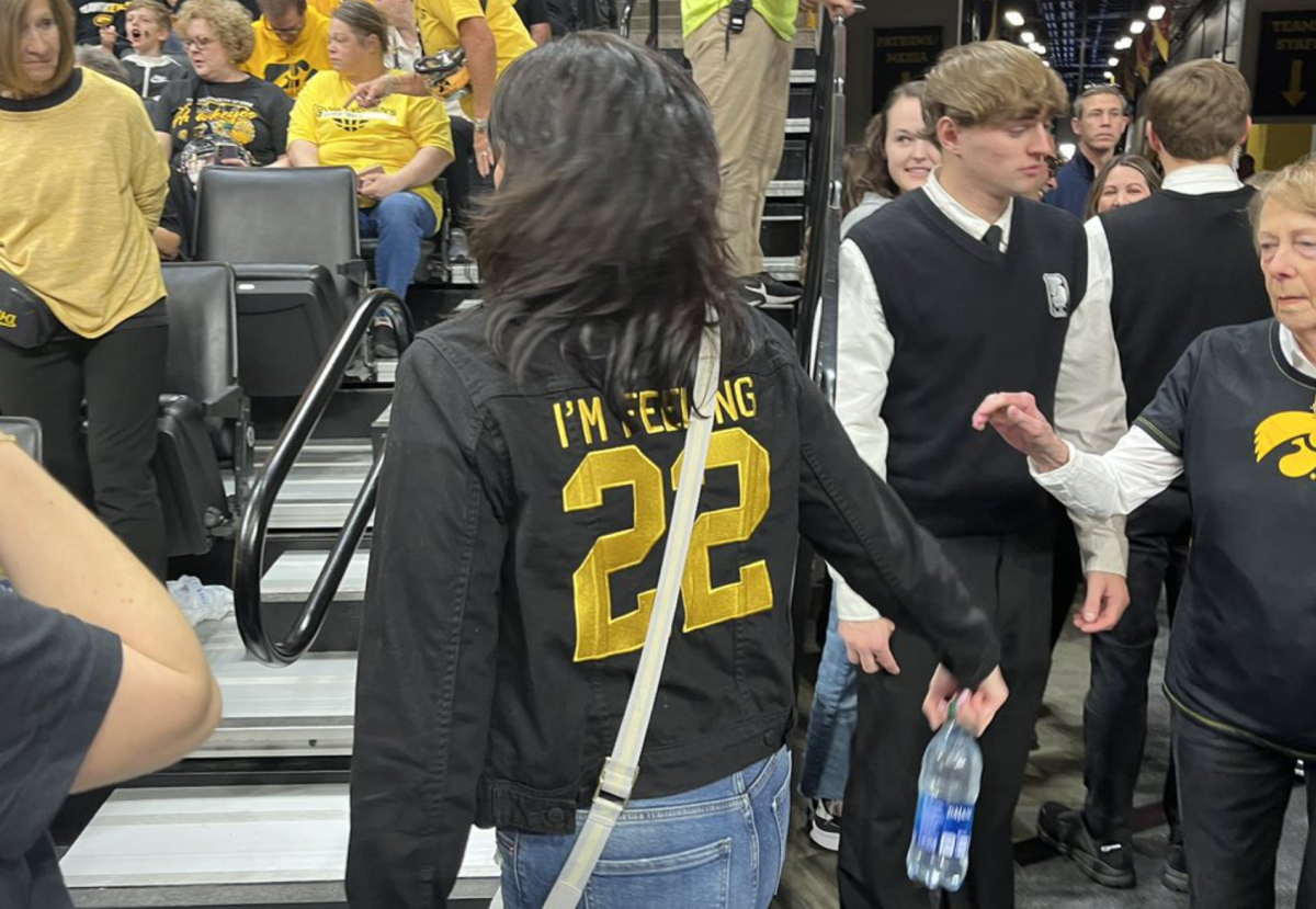 Caitlin Clark's Mom Has Turned Heads With Her Outfit At Games - The Spun