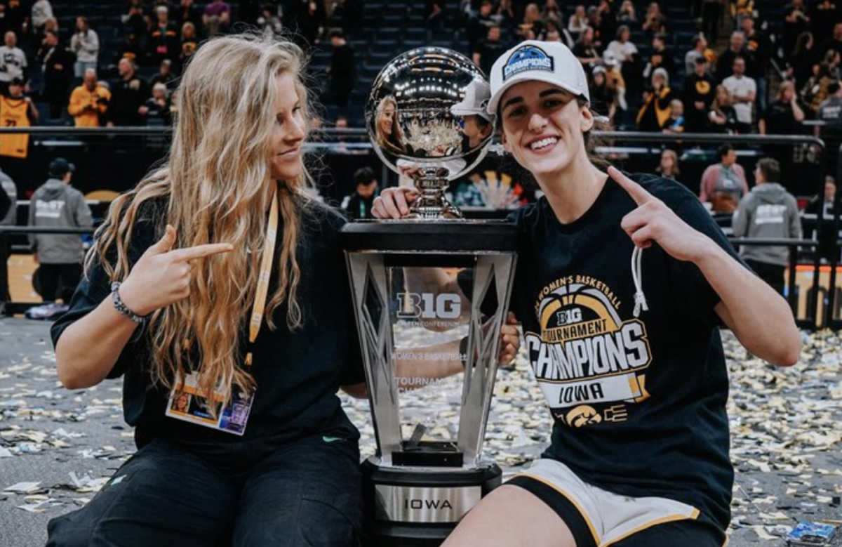 Everyone Has Same Problem With Caitlin Clark's Championship Photo - The ...