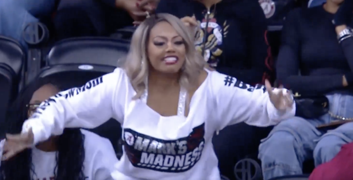 College Basketball Player's Mom Going Viral Friday Night - The Spun