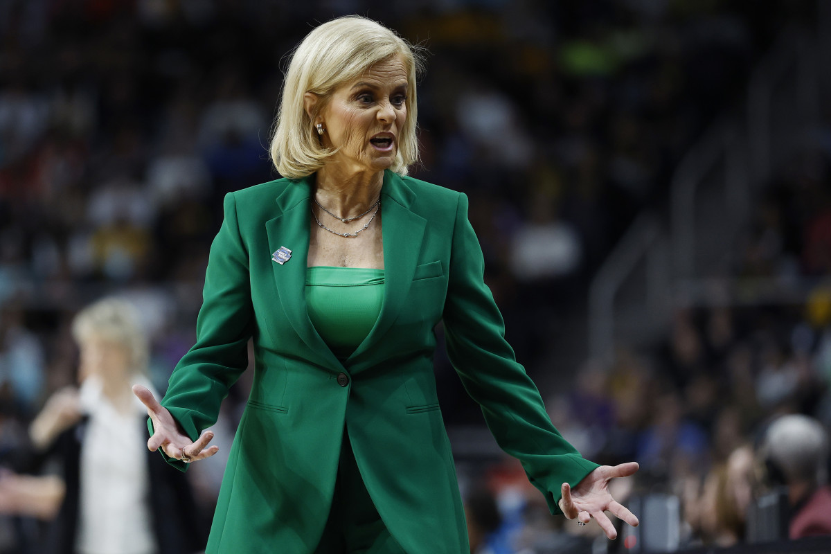 Kim Mulkey Reportedly Disciplined An LSU Player For Supporting Brittney  Griner - The Spun