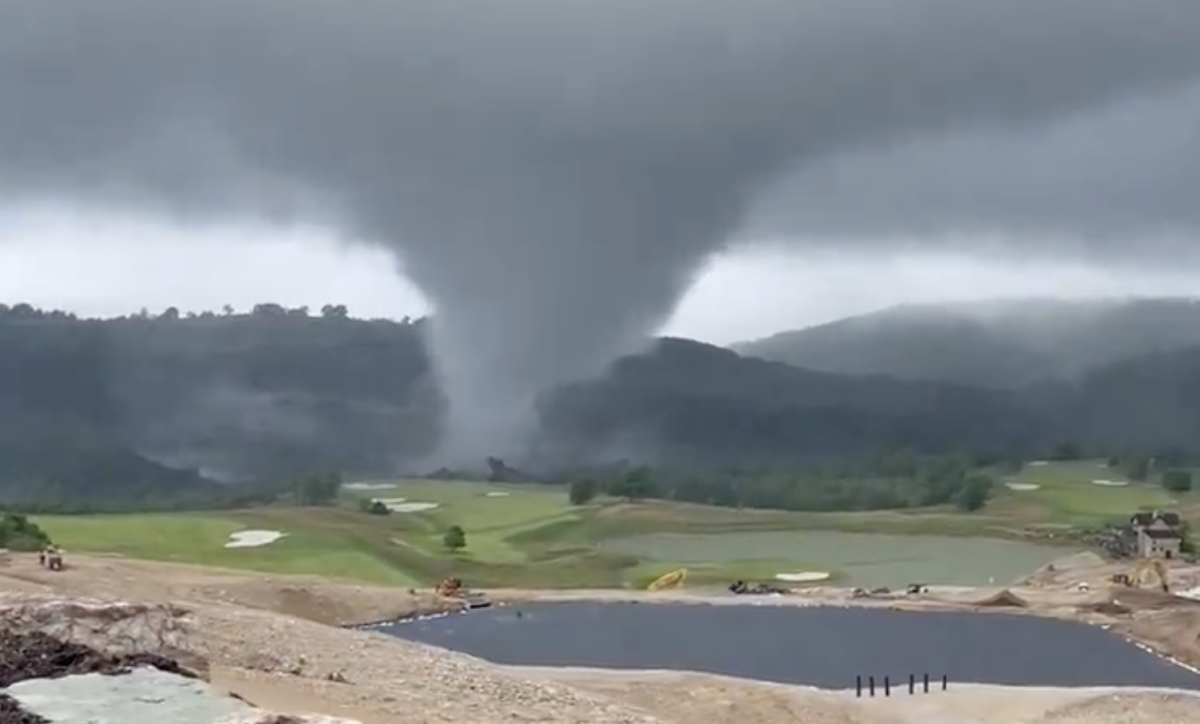 Video Massive Tornado Hits Tiger Woods' Golf Course The Spun