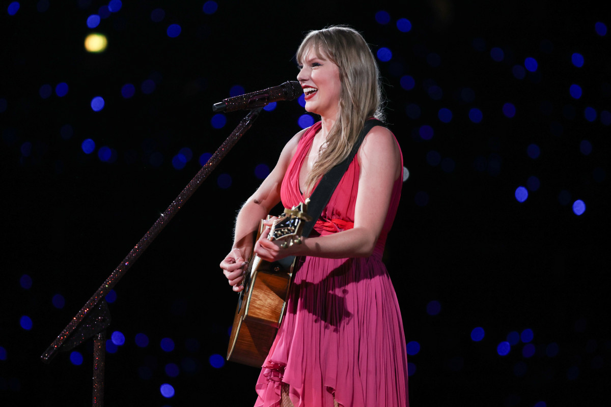 Taylor Swift Was Up At 400 AM Watching Chiefs Super Bowl Ring Ceremony