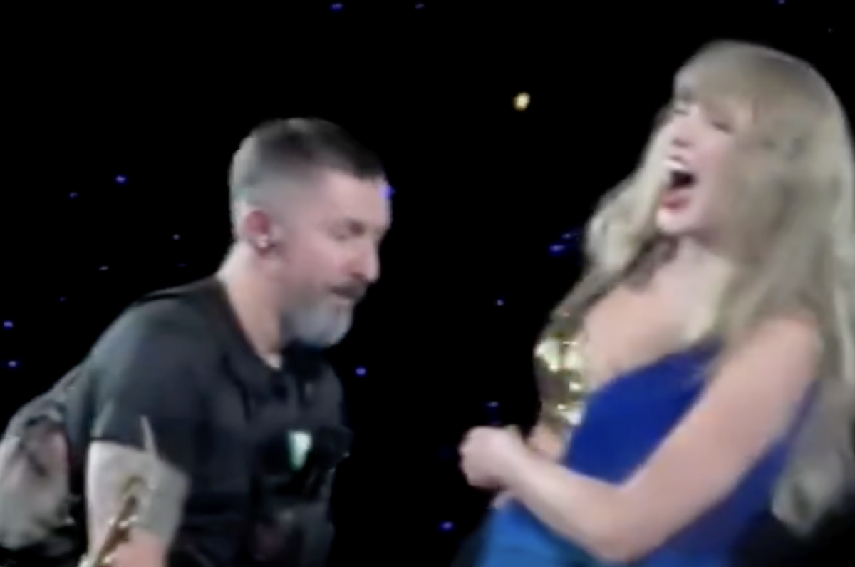 Everyone Had The Same Reaction To Taylor Swift's Wardrobe Malfunction(02)