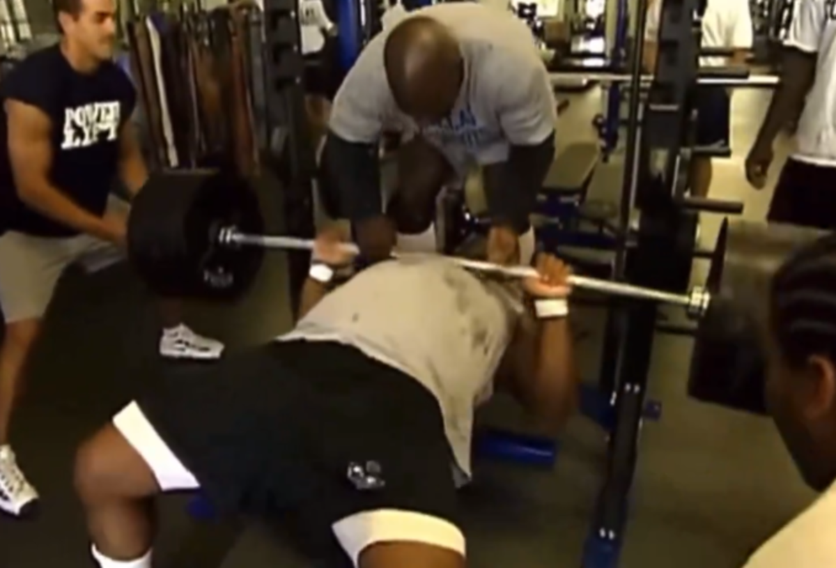 Video Of Larry Allen Bench Pressing 700 Pounds Goes Viral After His