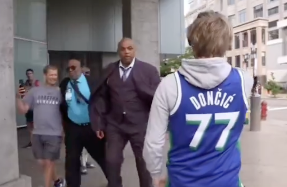 Video: Charles Barkley Has To Be Held Back From Taunting Fan - The Spun