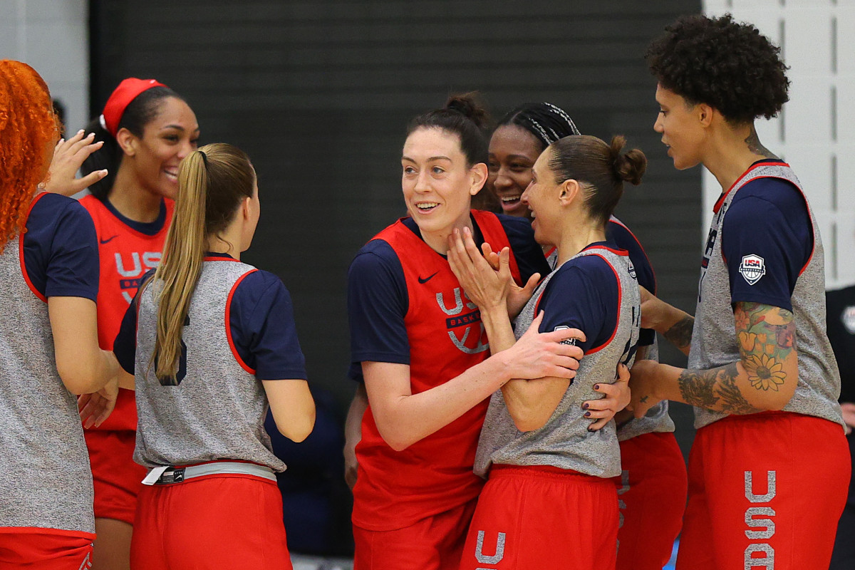 Diana Taurasi with her Team USA teammates.