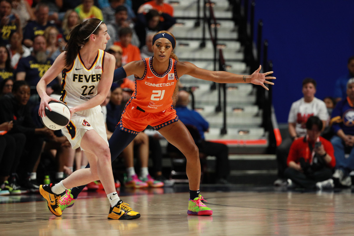 UNCASVILLE, CT - JUNE 10: DiJonai Carrington #21 of the Connecticut Sun plays defense against Caitlin Clark #22 of the Indiana Fever during the game on June 10, 2024 at the Mohegan Sun Arena in Uncasville, Connecticut. NOTE TO USER: User expressly acknowledges and agrees that, by downloading and or using this photograph, User is consenting to the terms and conditions of the Getty Images License Agreement. Mandatory Copyright Notice: Copyright 2024 NBAE (Photo by Chris Marion/NBAE via Getty Images)