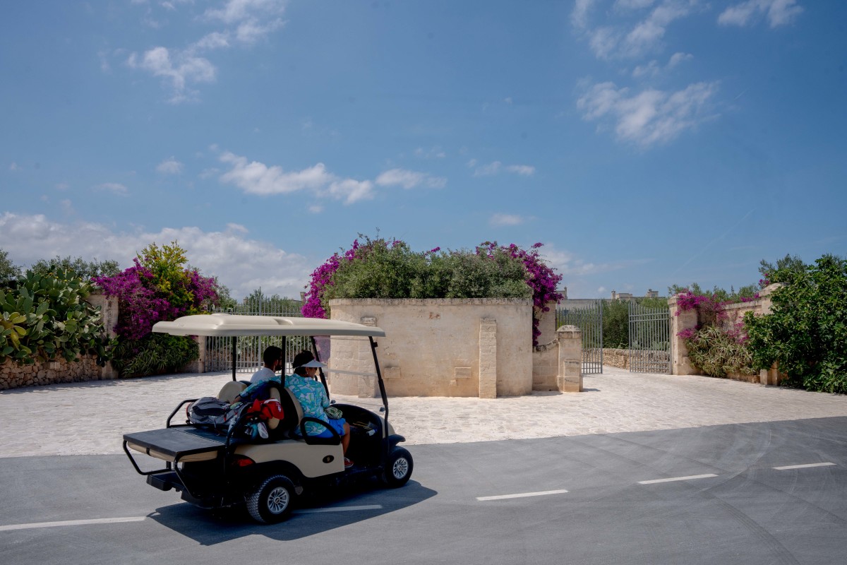 Video: Golf Cart Plummeted Off Two-Story Driving Range - The Spun