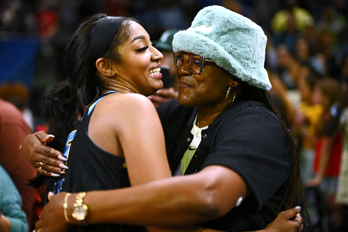 Angel Reese and Sheryl Swoopes hug after a comeback win.