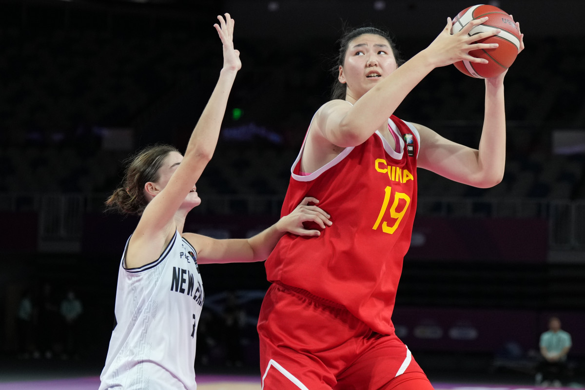 Look: The Tallest Player In Women's Basketball History Is Going Viral ...