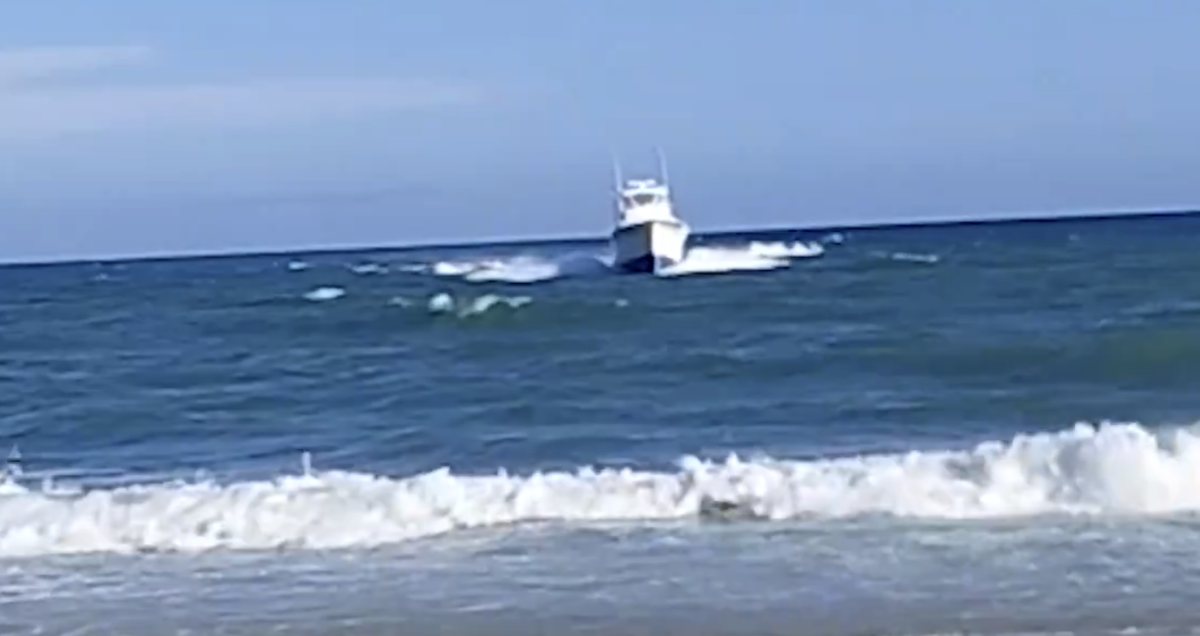 Video: Boat Crashes Into U.S. Beach In Terrifying Fashion - The Spun