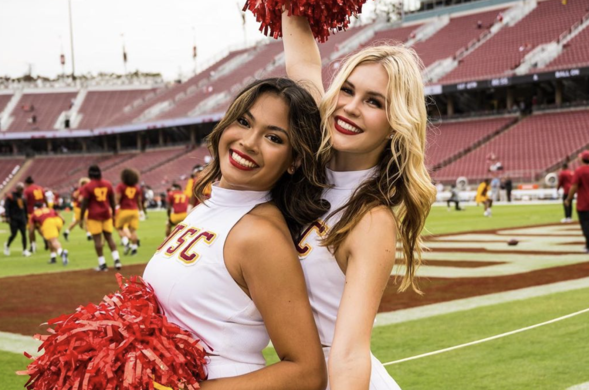 USC Trojans Cheerleader Goes Viral With Swimsuit Photo - The Spun