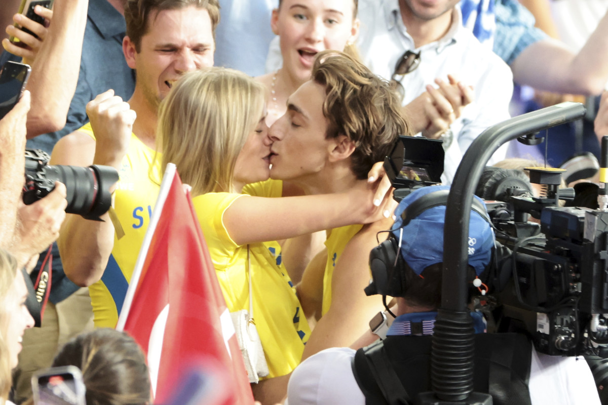 Photo: Armand Duplantis's Girlfriend Goes Viral At The Olympics - The Spun