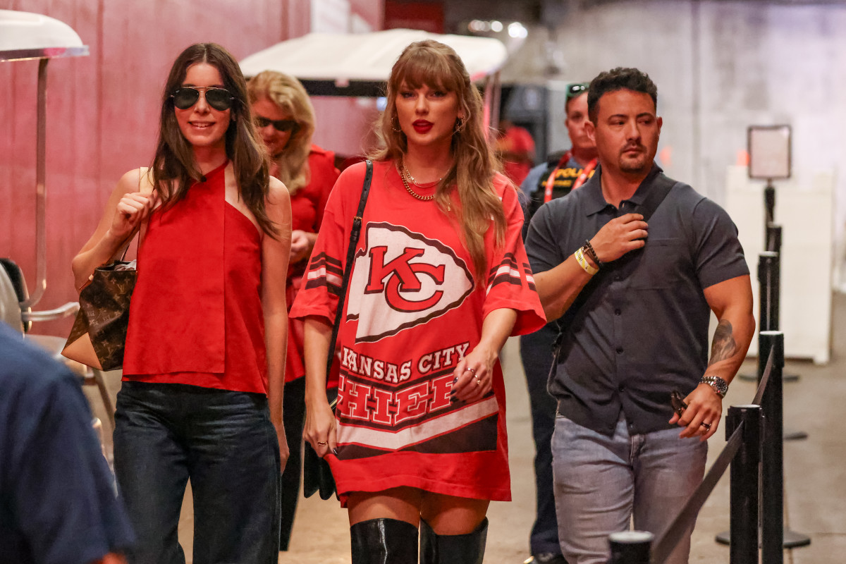 Taylor Swift arriving to Bengals at Chiefs.