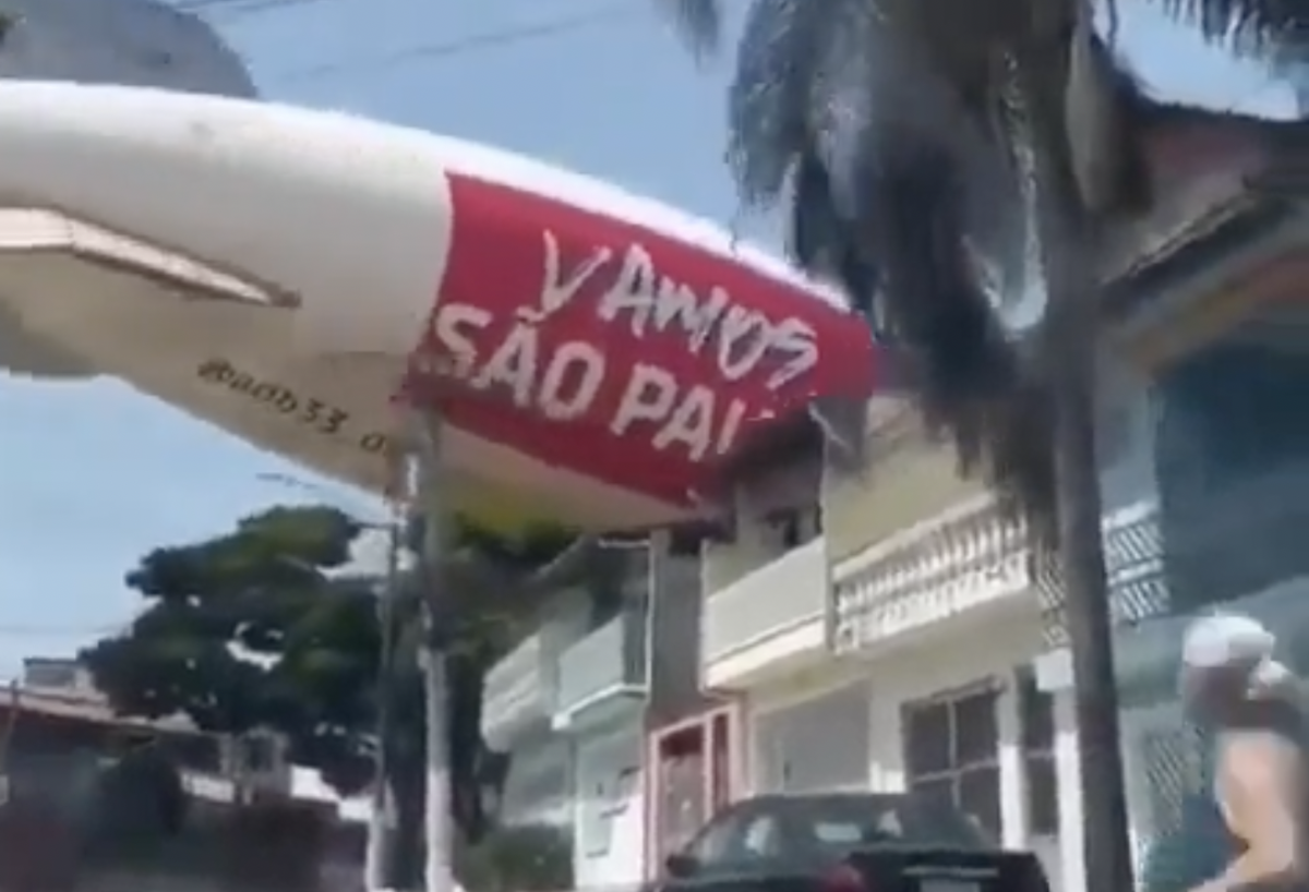 Video: Massive Sports Promotional Blimp Crashes Into Neighborhood - The