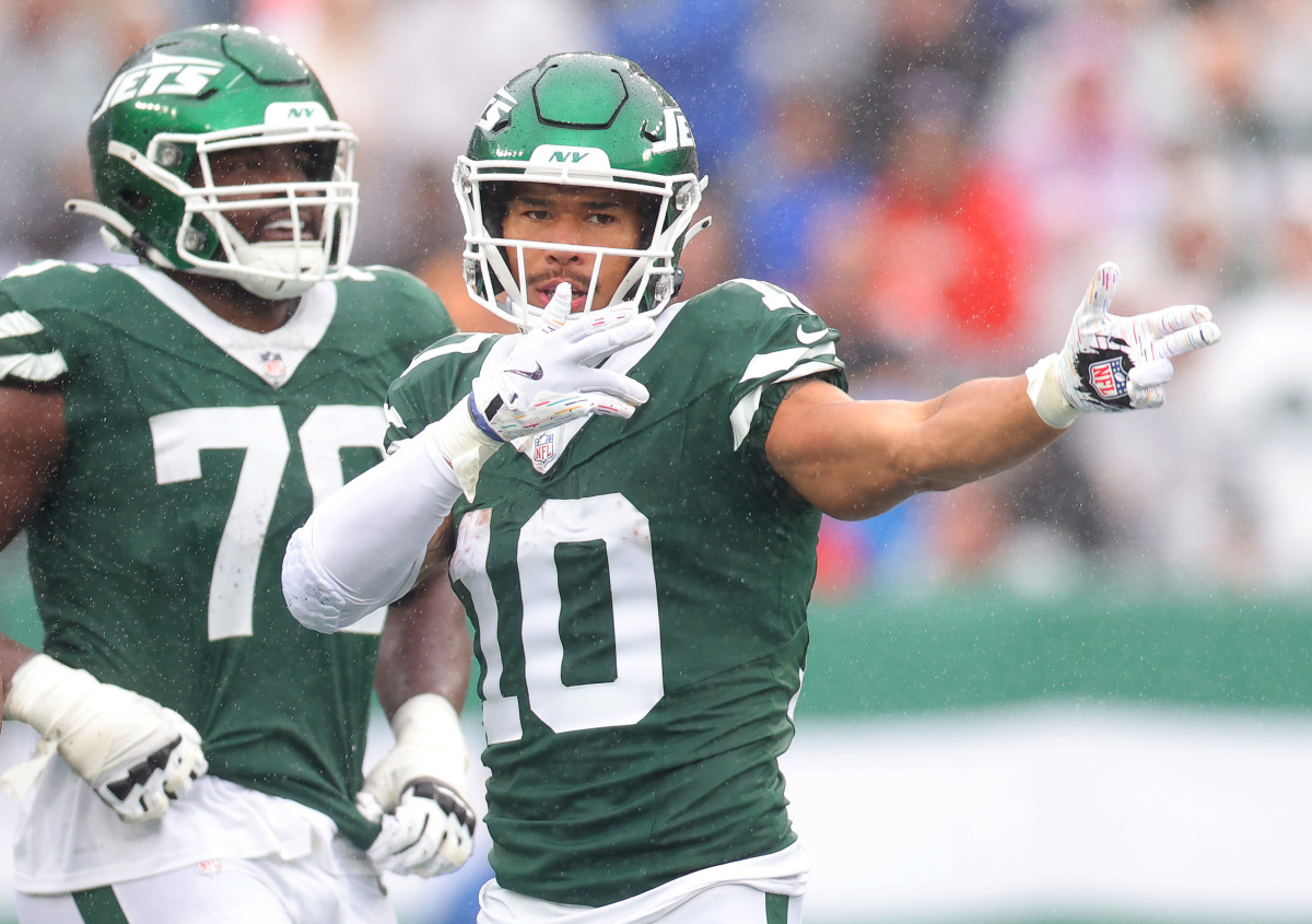 EAST RUTHERFORD, NEW JERSEY - SEPTEMBER 29: Allen Lazard (10) of the New York Jets celebrates a first down against the Denver Broncos during the first half at MetLife Stadium on September 29, 2024 in East Rutherford, New Jersey. (Photo by Mike Stobe/Getty Images)