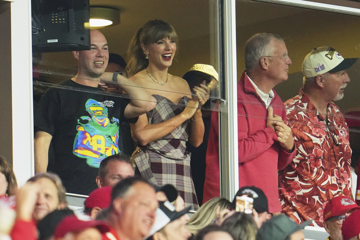 Taylor Swift cheering on the Chiefs.