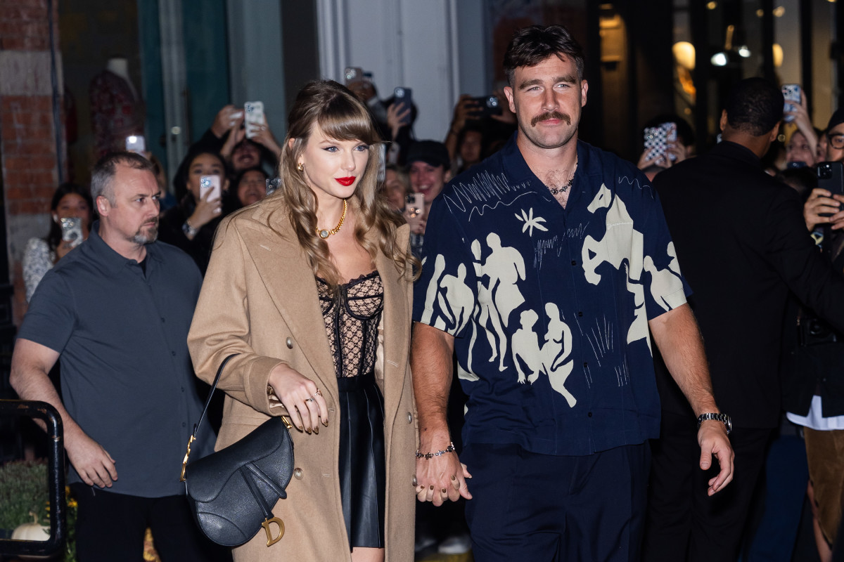 NEW YORK, NEW YORK - OCTOBER 11: Taylor Swift (L) and Travis Kelce are seen in SoHo on October 11, 2024 in New York City. (Photo by TheStewartofNY/GC Images)