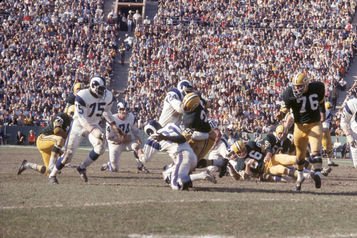 NFL Fans Are Saddened By Death Of Legendary Rams Star - The Spun