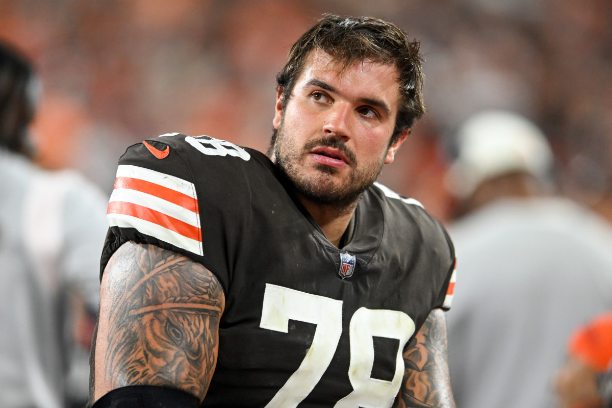 Cleveland Browns right tackle Jack Conklin carted off against Bengals