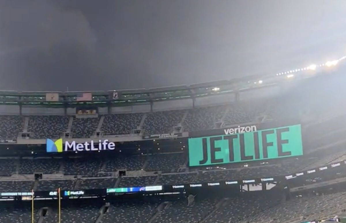 Sad Jets Fan Caught Flipping Off ESPN Camera Following Aaron Rodgers'  Injury 