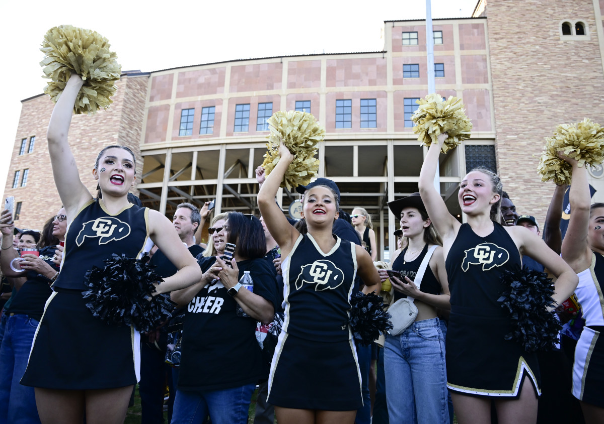 Colorado Cheerleader Turning Heads Before Kickoff At Oregon - The Spun