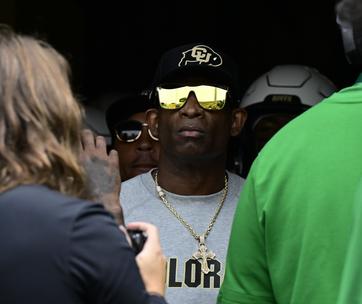 Colorado linebacker Brendan Gant apologizes for ripping bandana off Oregon  fan's head - On3