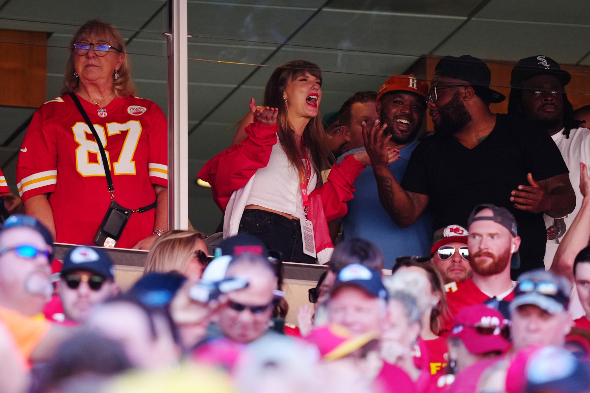 Taylor Swift, Travis Kelce Leave Game Together: Watch the Video – Billboard