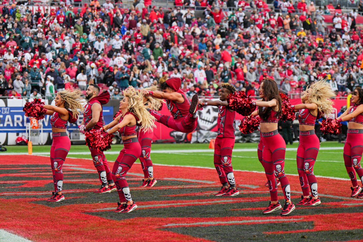 PHOTOS: Cheerleaders At The Buccaneers Game