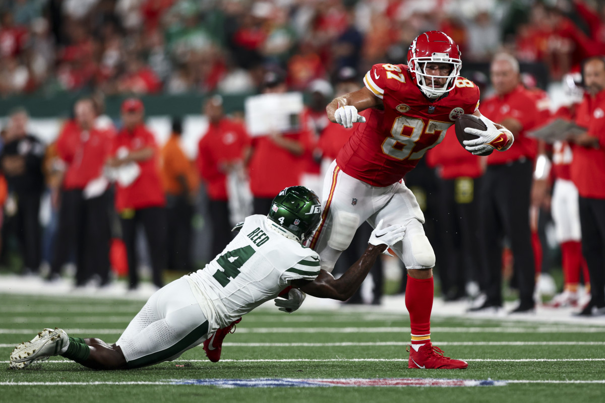 Kansas City Chiefs tight end Travis Kelce suffers knee injury